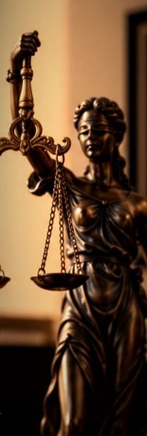 Escultura da Justiça segurando uma balança